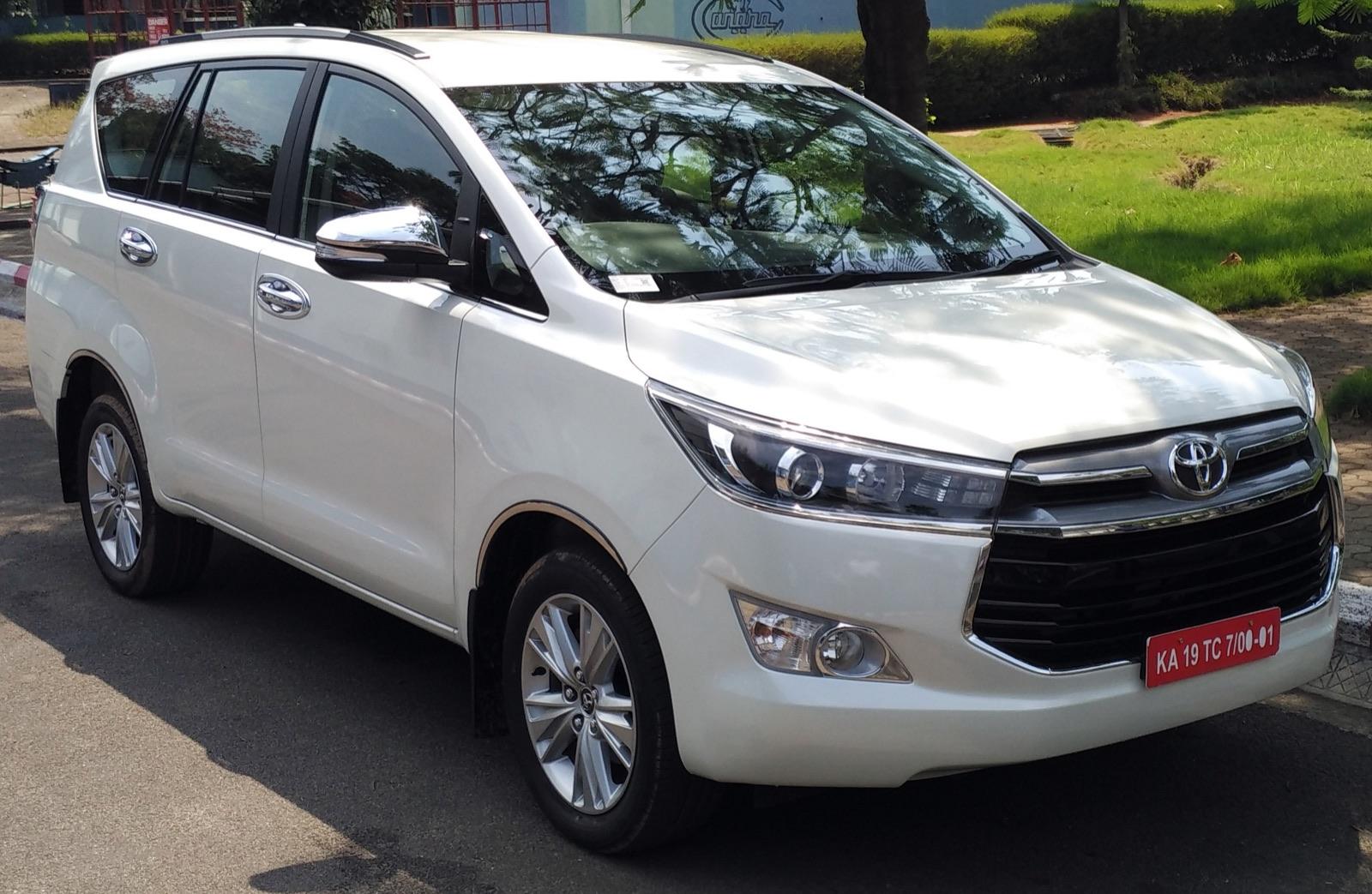 White Toyota Innova Crysta MPV taxi (photo: Wikimedia Commons, CC BY-SA 4.0)