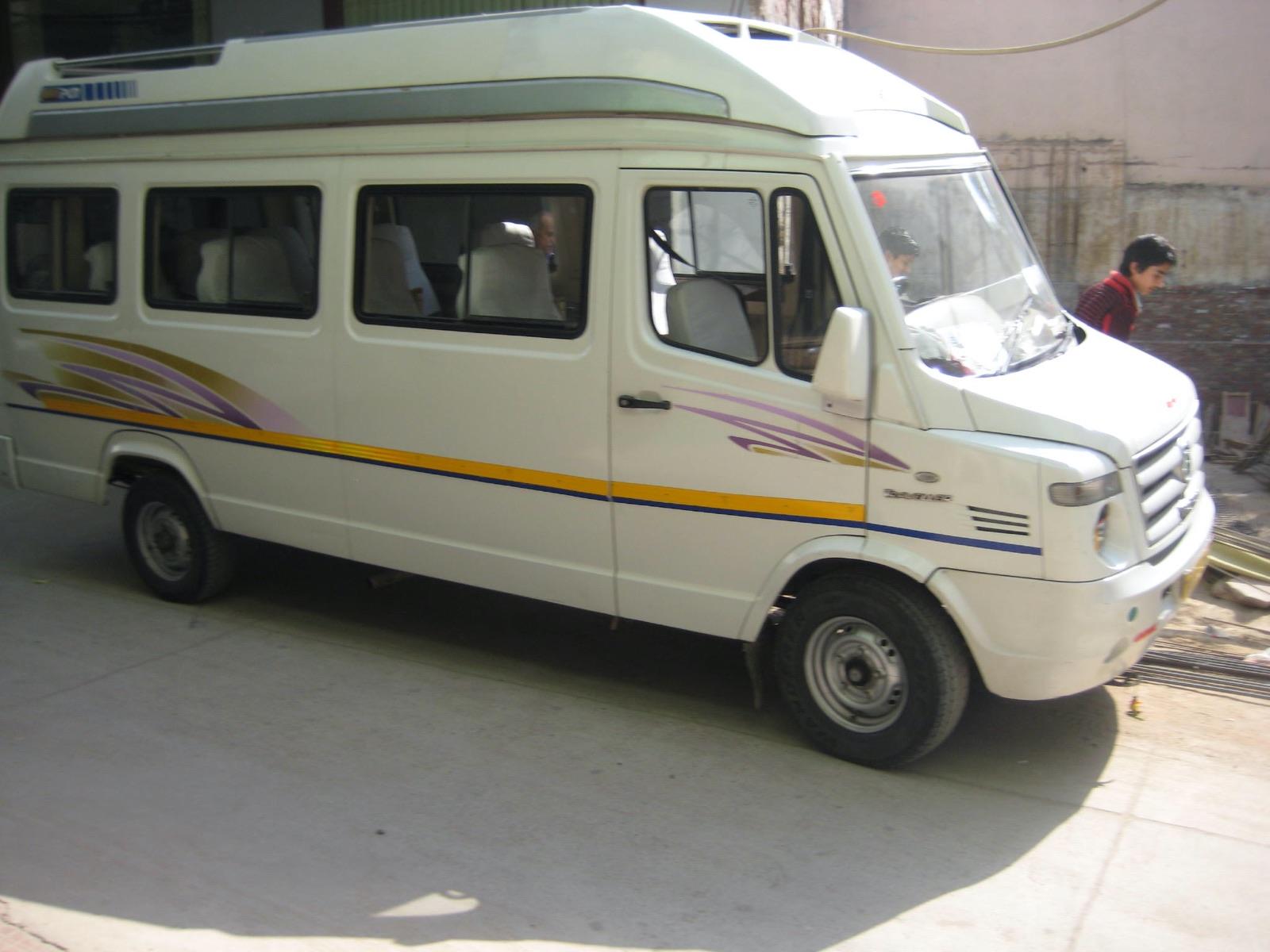 White Force Tempo Traveller minibus taxi (photo: Wikimedia Commons, CC BY-SA 3.0)